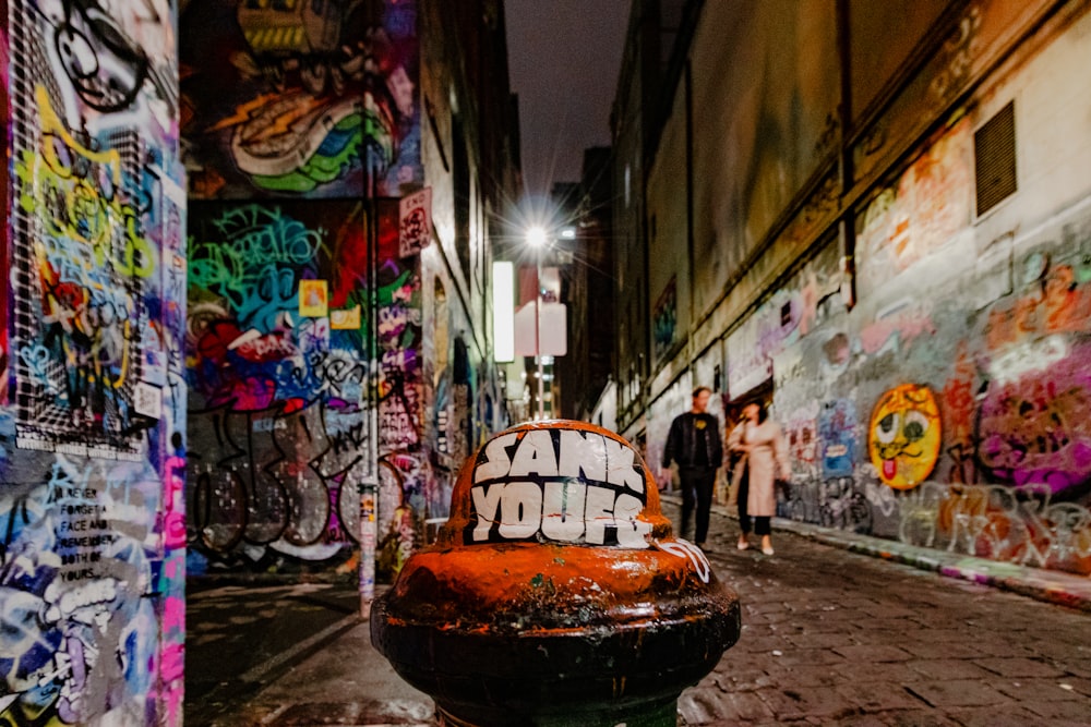 ein Hydrant mit Graffiti