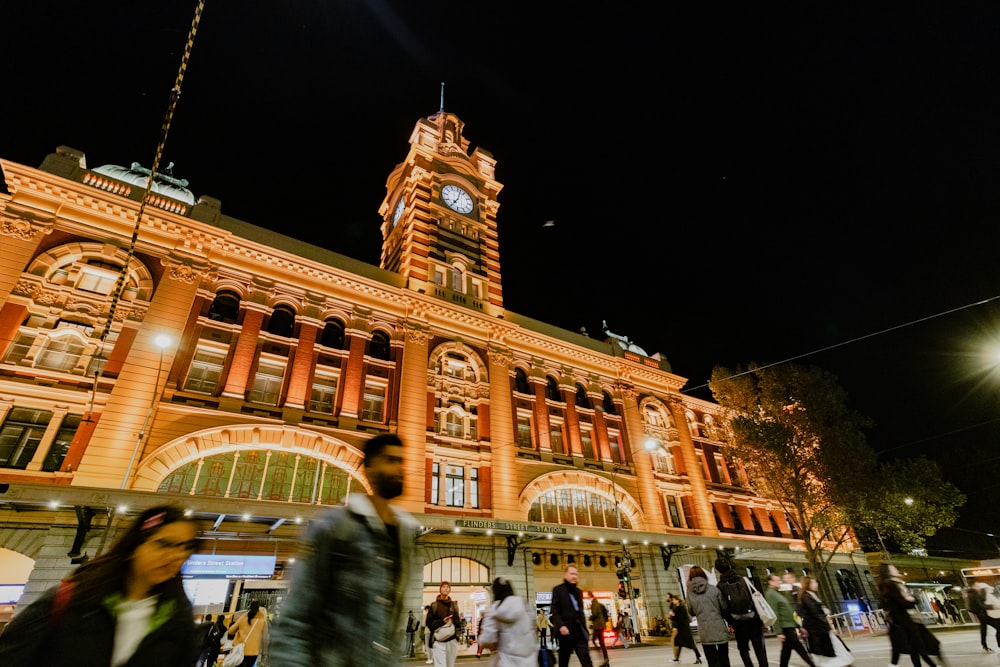 un grande edificio con una torre dell'orologio di notte