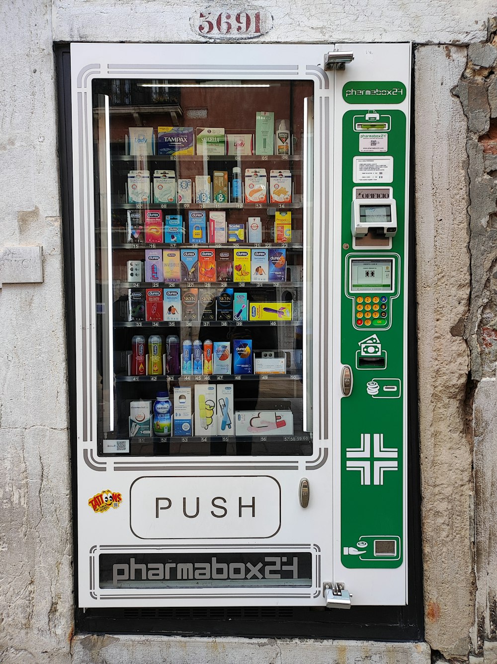a vending machine that is sitting outside of a building