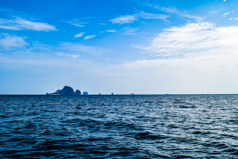 un grand plan d’eau avec une petite île au loin