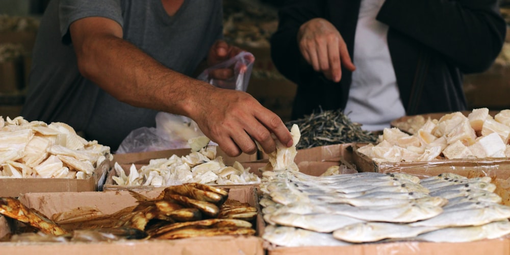 un uomo in piedi sopra un tavolo pieno di cibo