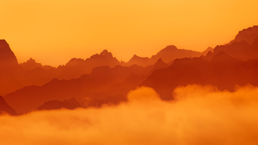 Una vista de una cadena montañosa cubierta de niebla