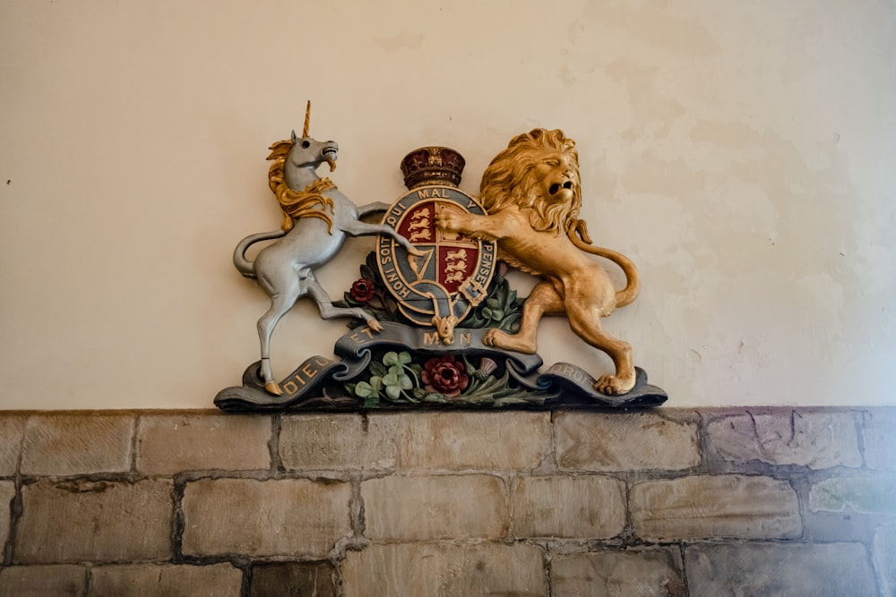 un blason surmonté d’un lion et d’une licorne