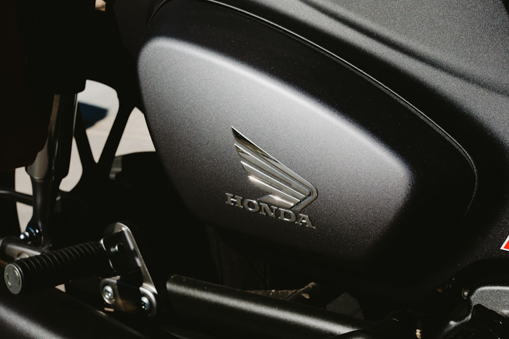 Un primer plano del motor de una motocicleta negra