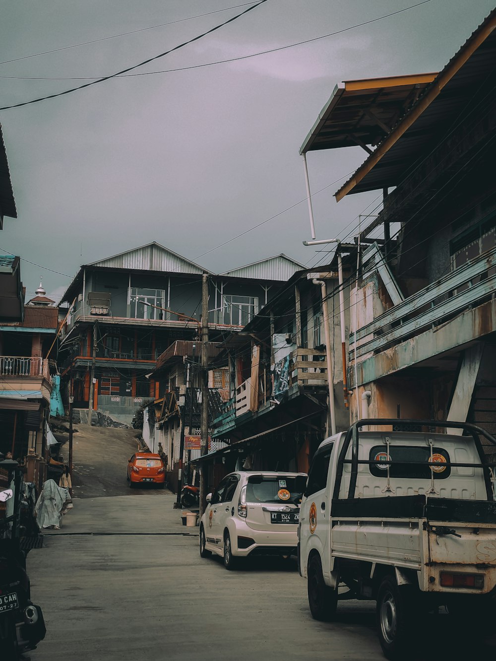 a city street filled with lots of parked cars