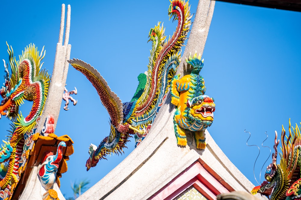 Una statua di drago in cima a un edificio