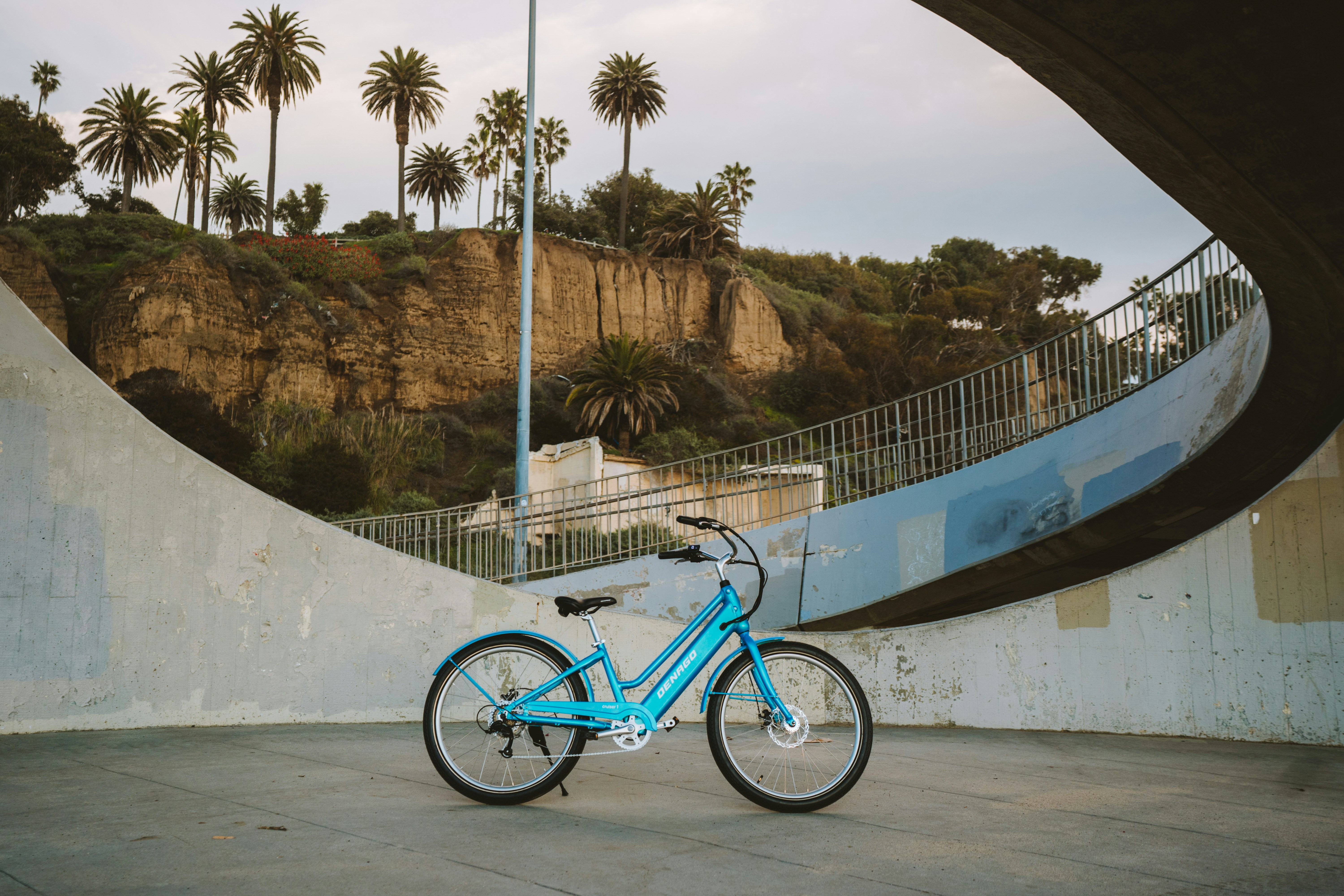 DENAGO CRUISER 1 STEP-THRU EBIKE is a stylish and comfortable electric bike designed for urban commuting and leisurely rides. It features a 36V, 10.2A battery and a maximum speed of 20MPH, making it ideal for riders of all ages and abilities.