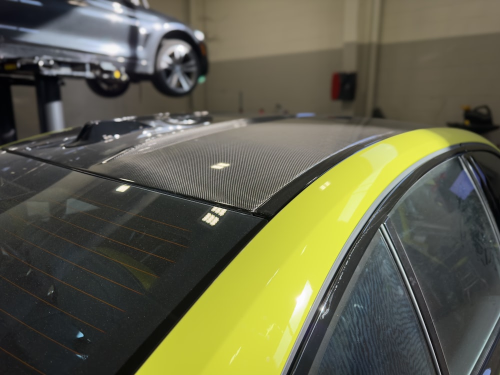 Un coche amarillo está aparcado en un garaje