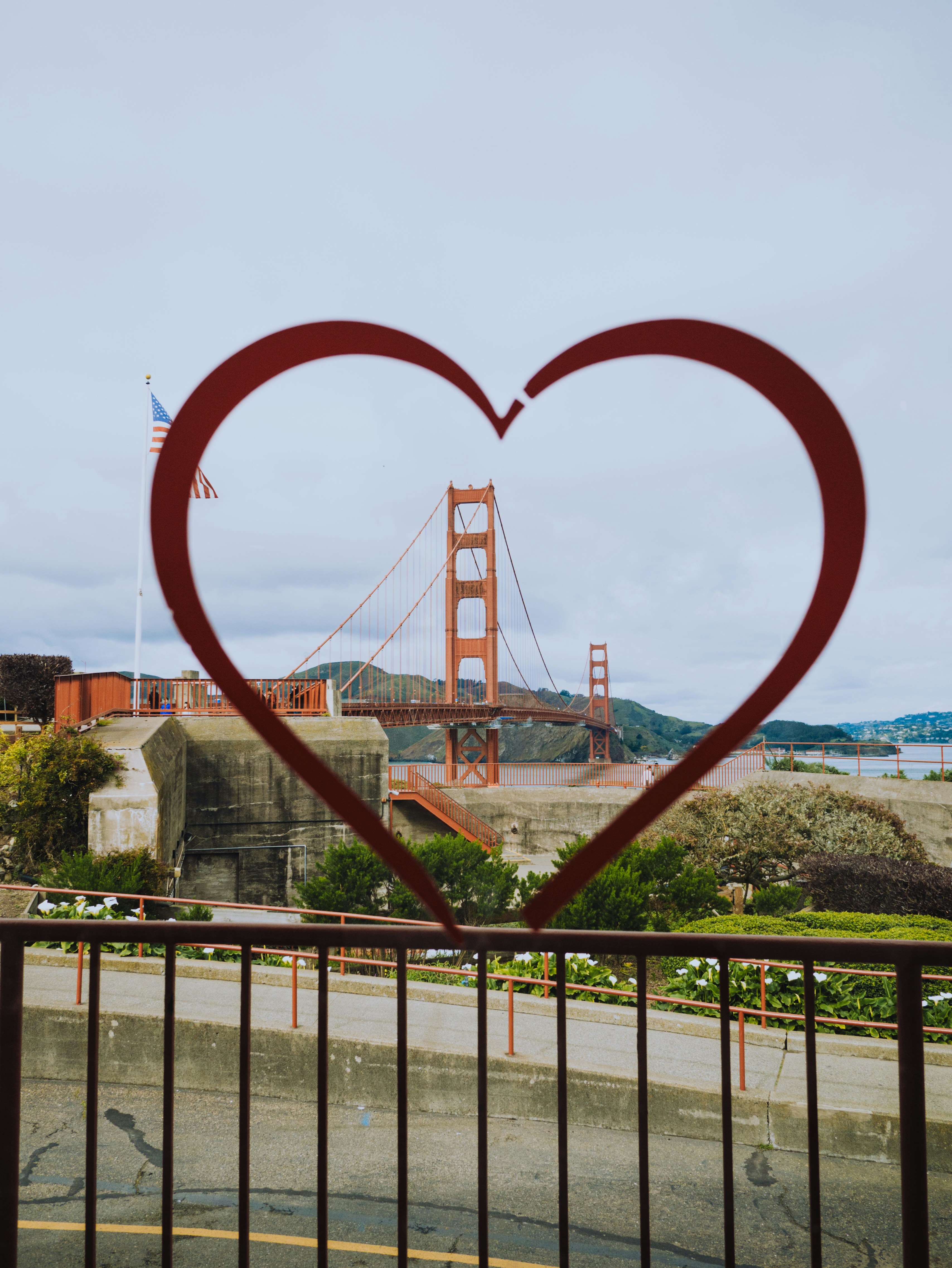 L'immagine di un oggetto a forma di cuore davanti al Golden Gate Bridge