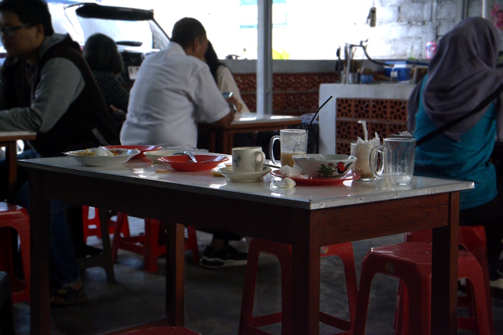 Un grupo de personas sentadas en una mesa en un restaurante