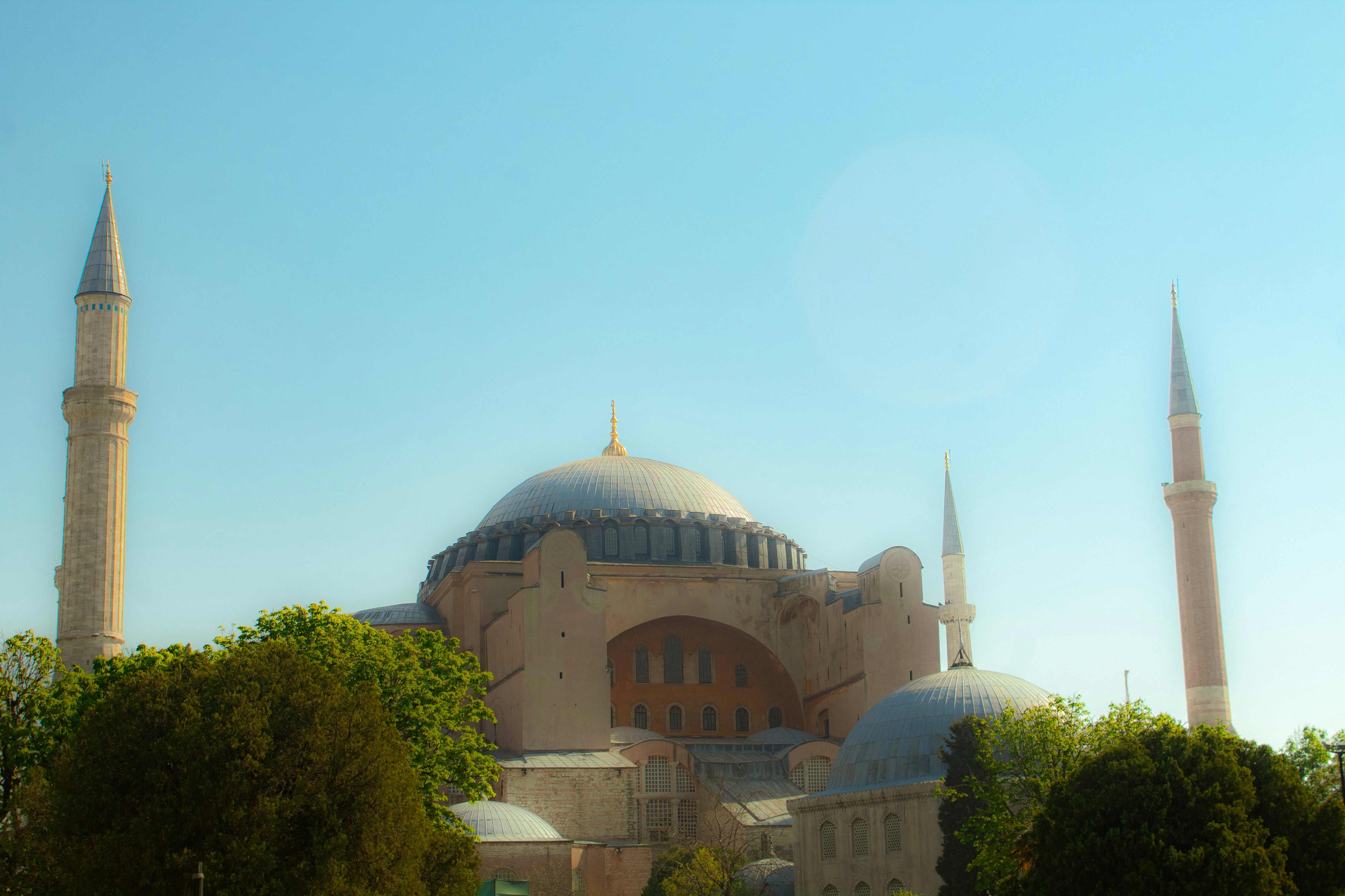 ein großes Gebäude mit zwei Türmen und einer Kuppel