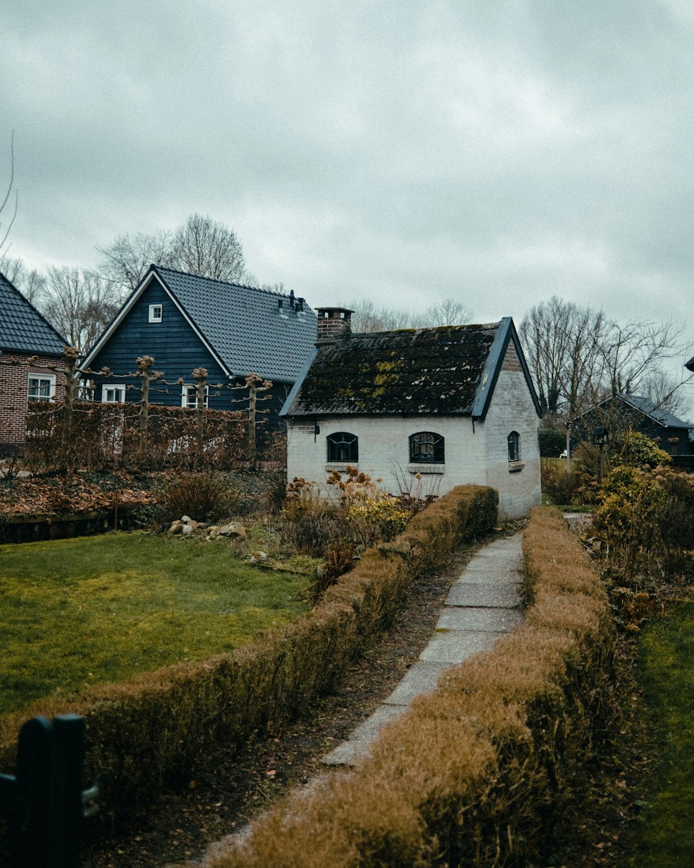 ein Haus, zu dem ein Weg führt