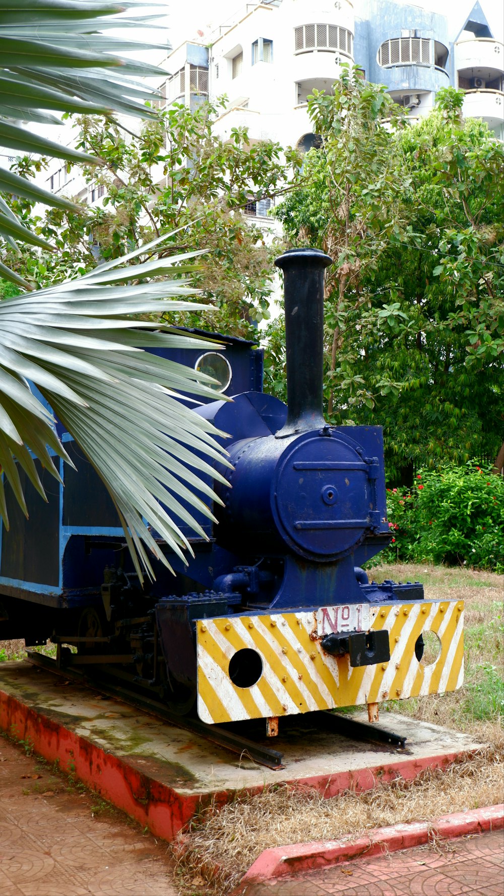 un tren azul sentado en la parte superior de una vía de tren