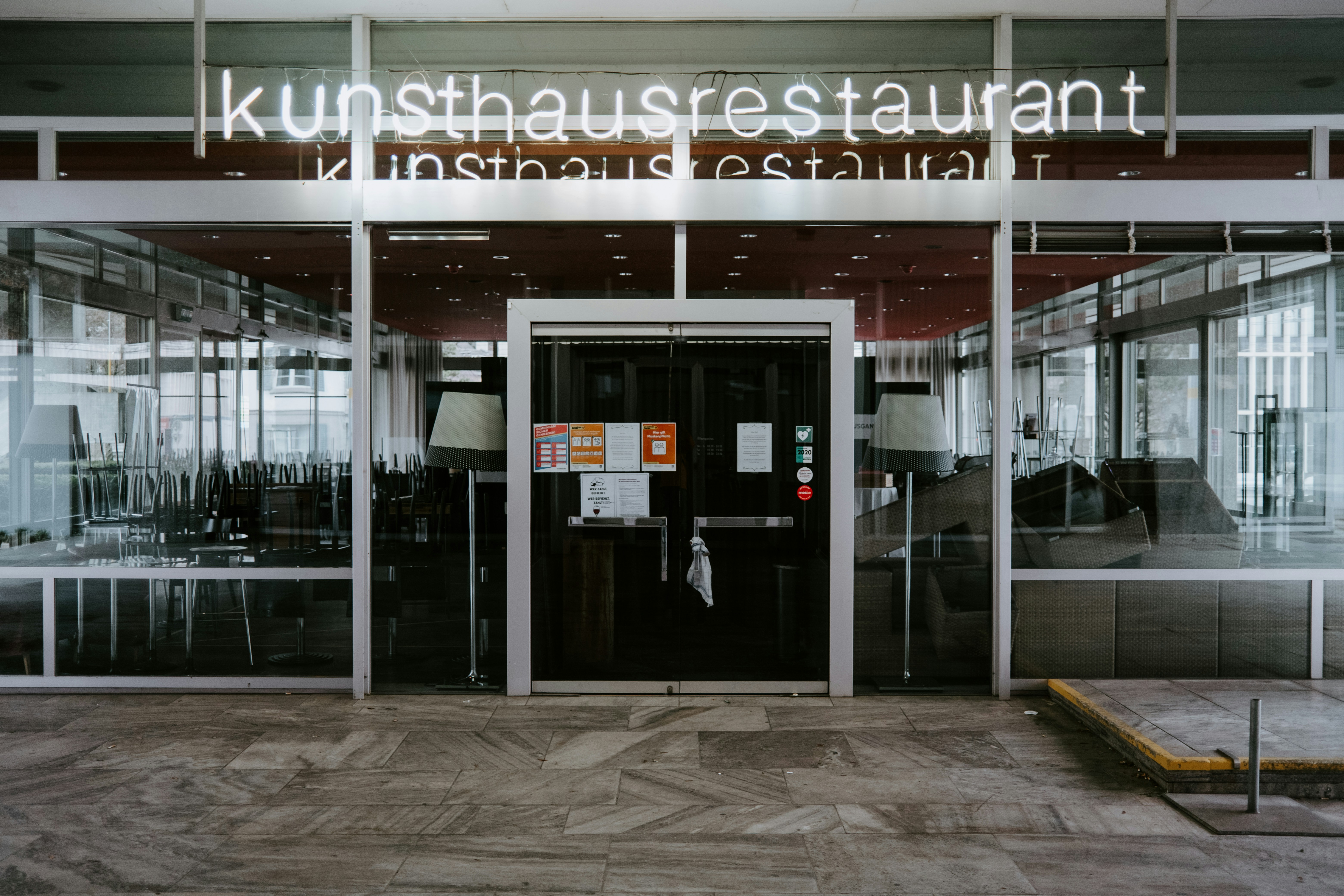 https://images.unsplash.com/photo-1708506751726-e1709ba6b147?ixid=M3w2MjYzNjJ8MHwxfHNlYXJjaHwxMHx8cmVzdGF1cmFudCUyMGluZHVzdHJ5fGVufDB8MHx8fDE3NTMyNjMwMDl8MA&ixlib=rb-4.1.0