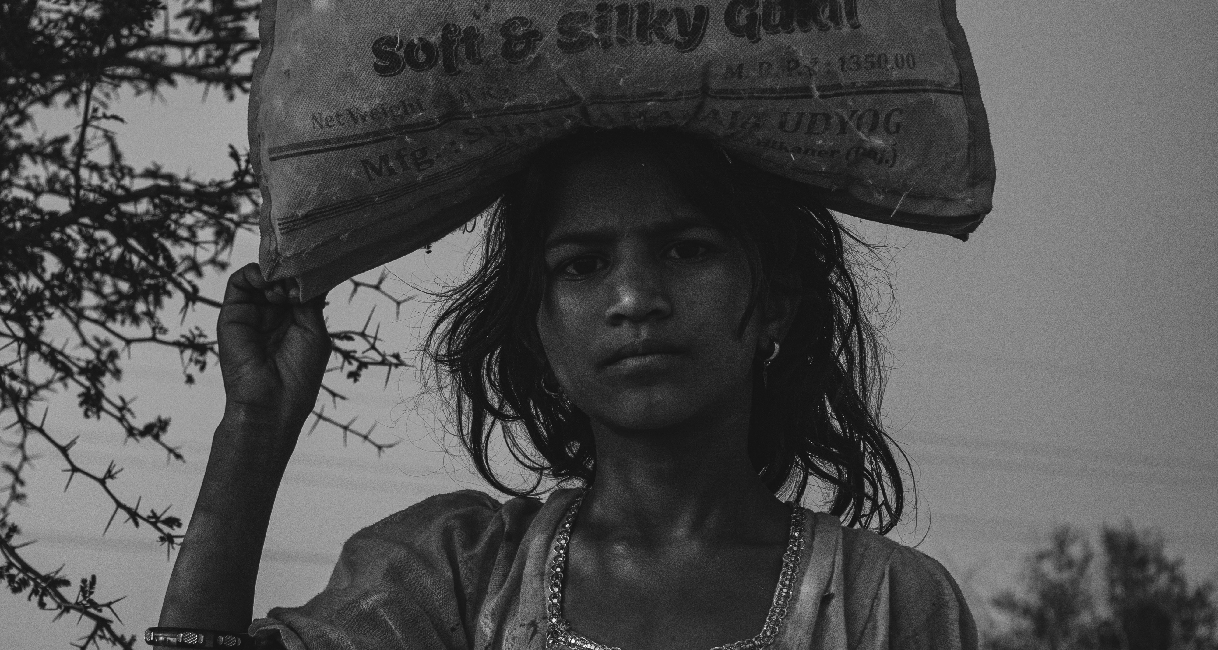 une femme portant un grand sac sur la tête