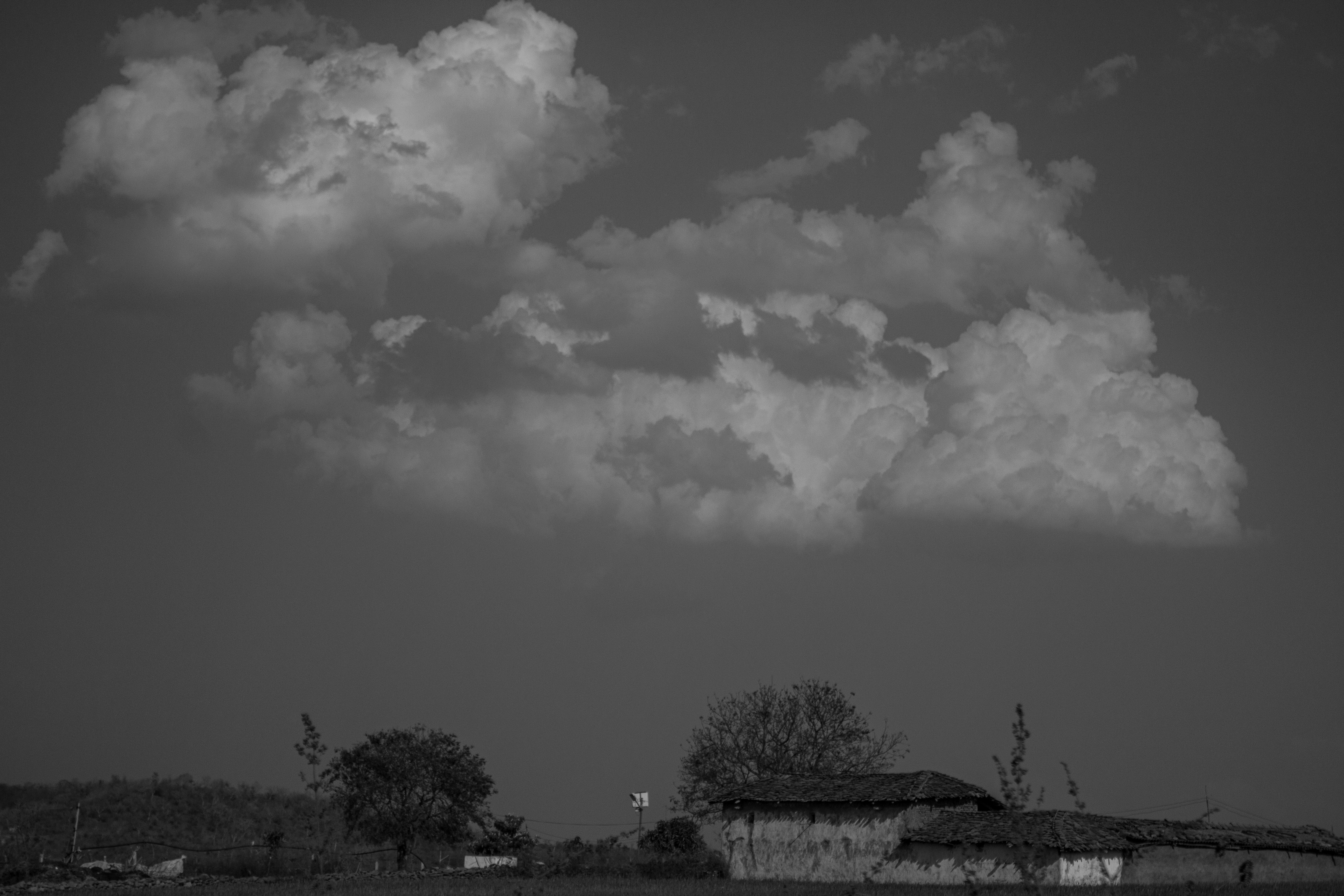 Une photo en noir et blanc d’un ciel nuageux