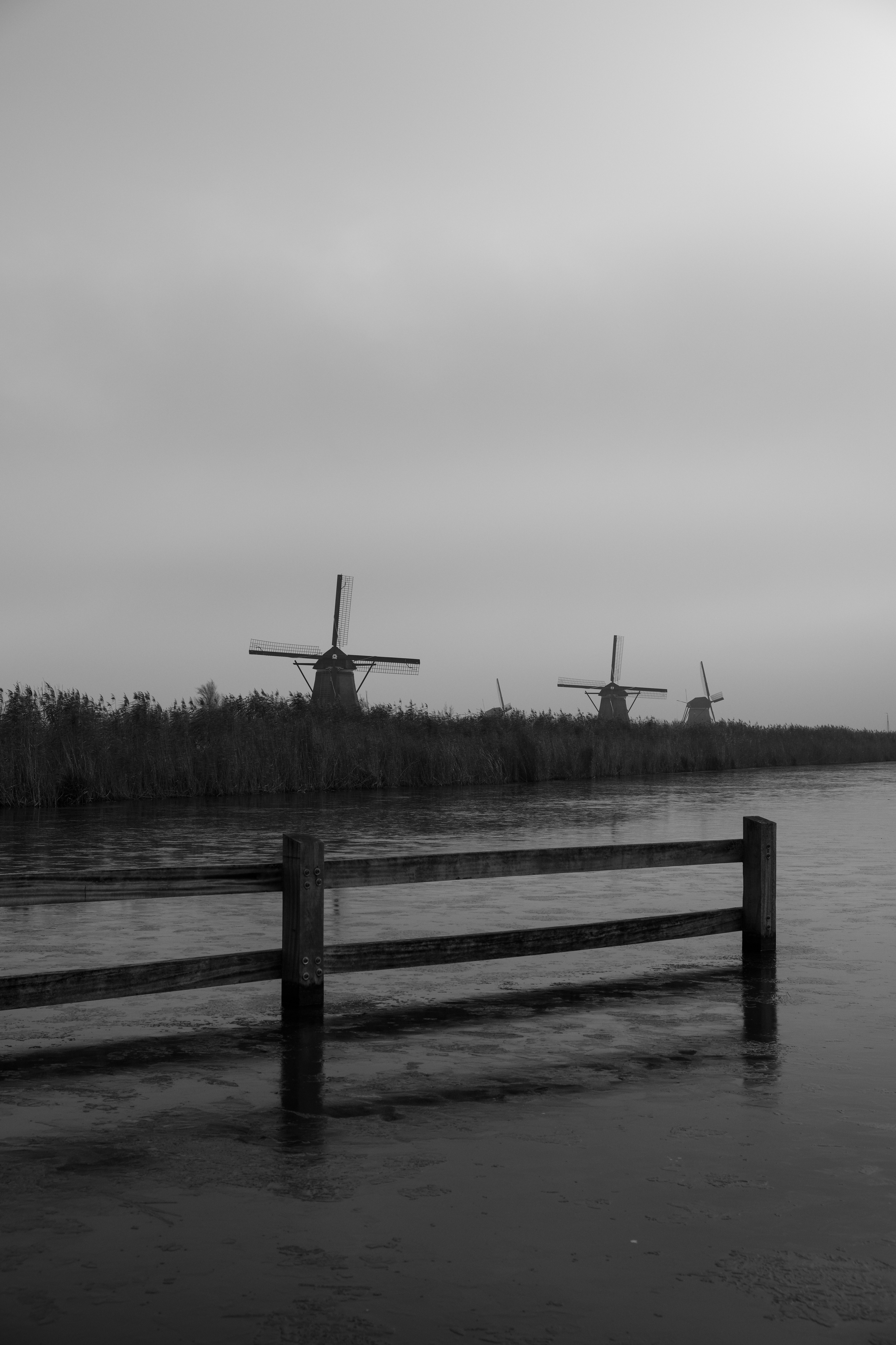 3つの風車の白黒写真