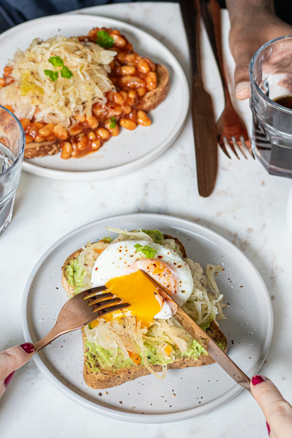 une assiette de nourriture avec une fourchette et un couteau