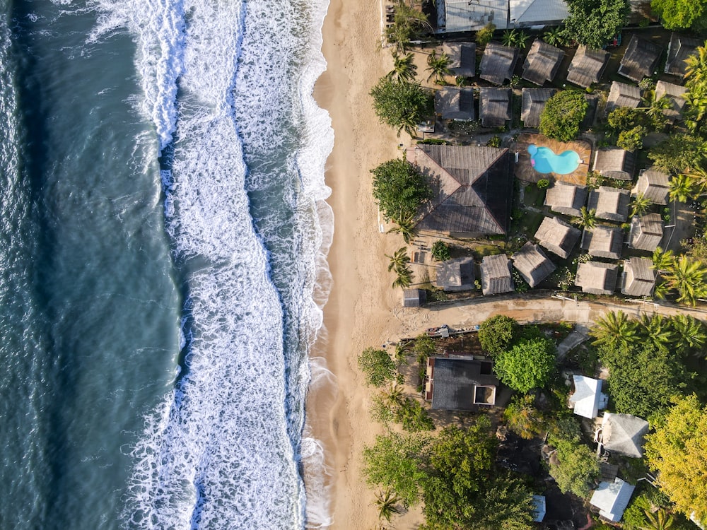 une vue aérienne d’une plage avec des maisons dessus
