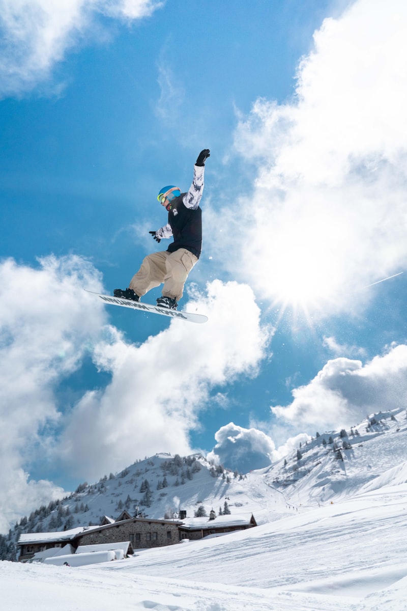 snowboard slopestyle, winter olympics halfpipe, snow park jumps, freestyle snowboarding, Milano mountains