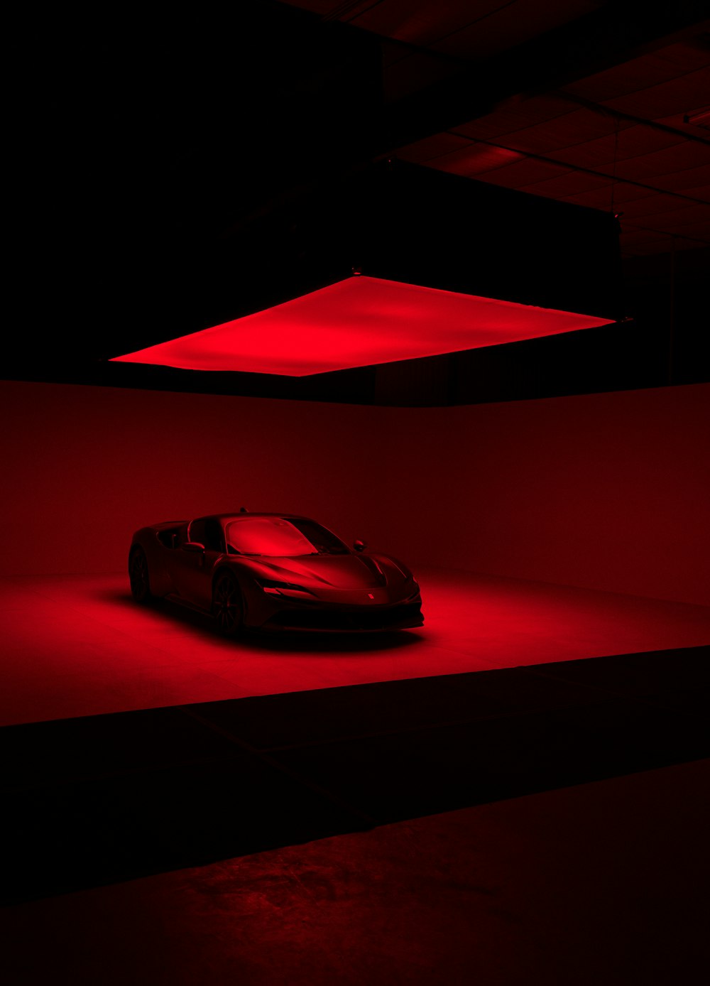 um carro em um quarto escuro com iluminação vermelha