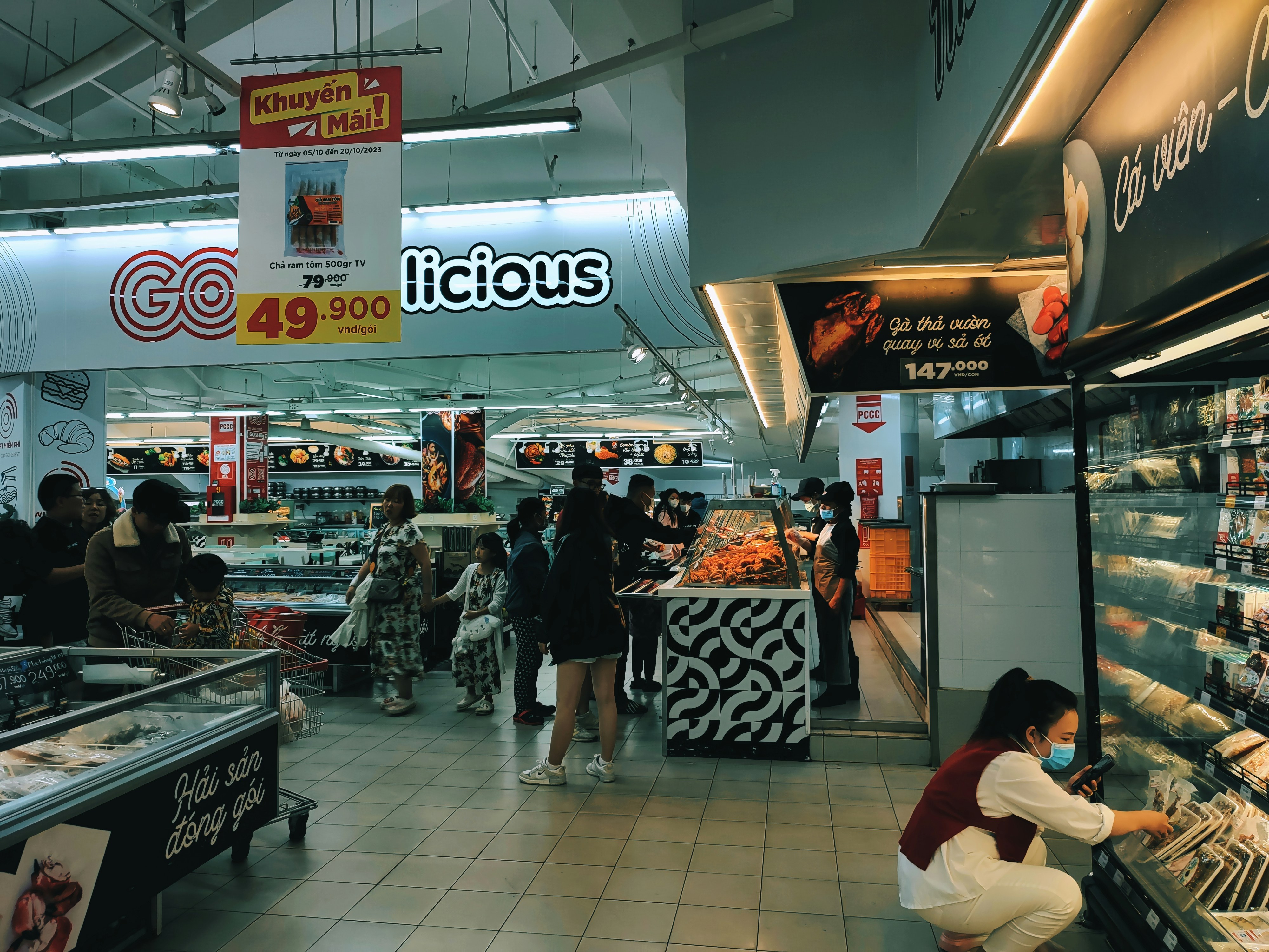 photo-1708517200418-4650892f27ff?ixid=M3wxMjA3fDB8MXxzZWFyY2h8MTl8fGN1c3RvbWVyJTIwc2VydmljZSUyMGluaWZ1bjg4fGVufDB8fHx8MTc1OTkwMTc4NXww\u0026ixlib=rb-4.1.0