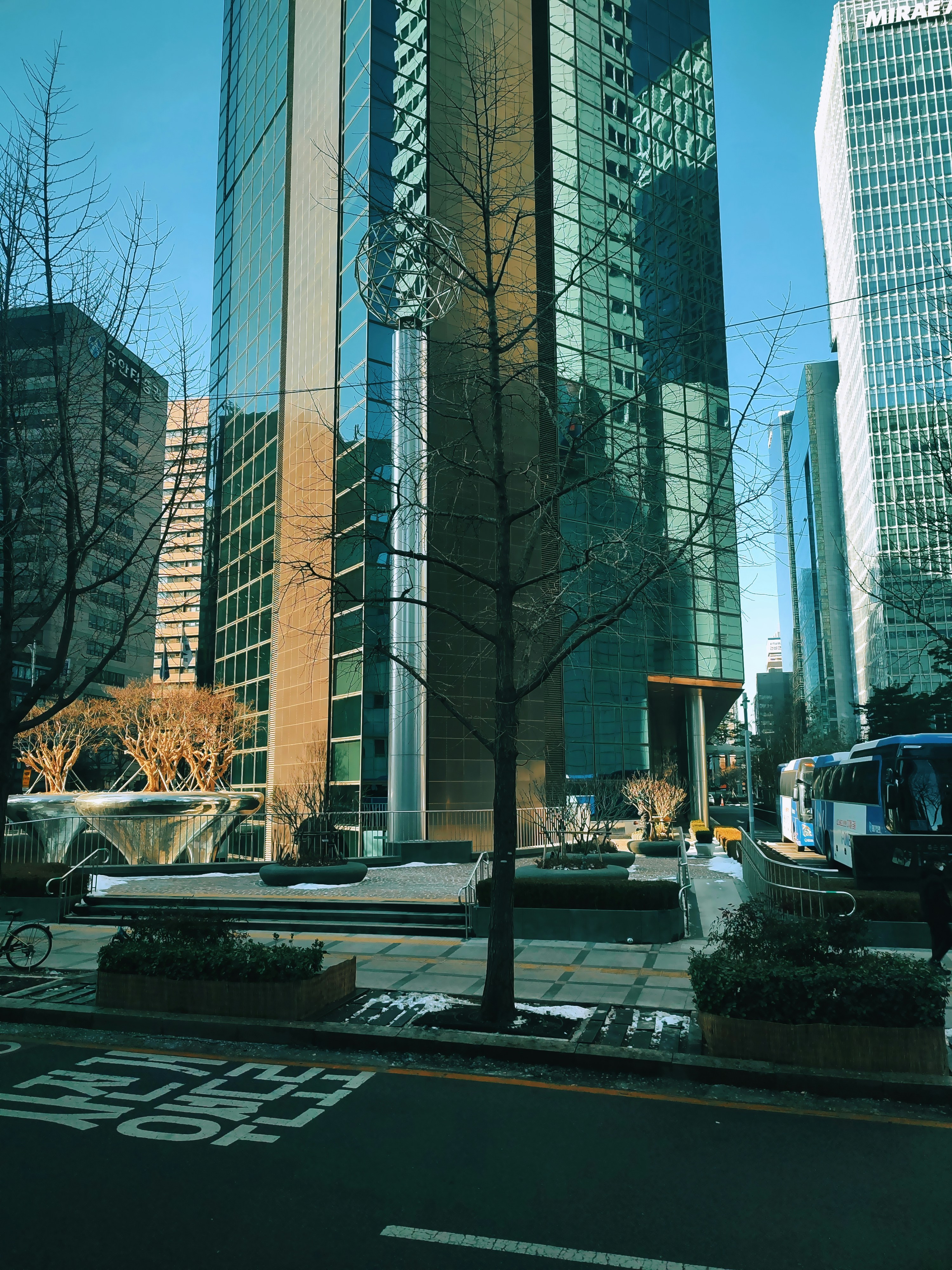 A city street with tall buildings in the background photo – Free City ...