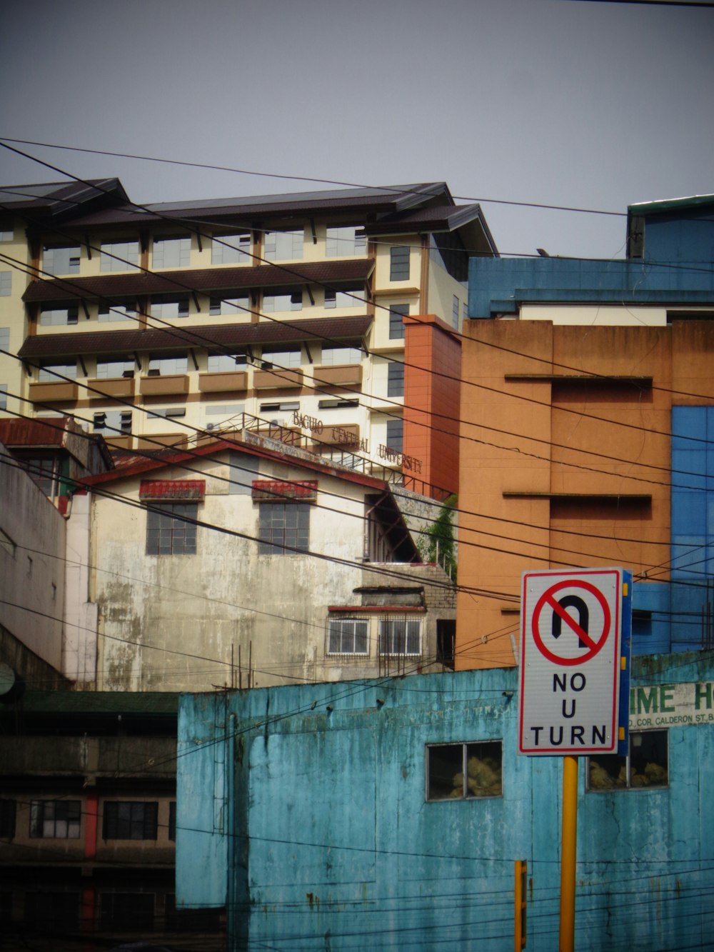 a no turn sign in front of a building