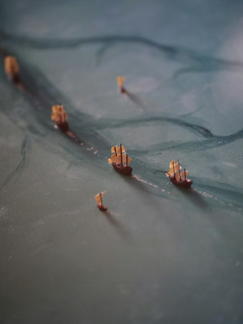 um grupo de pequenos barcos flutuando em cima de um corpo de água