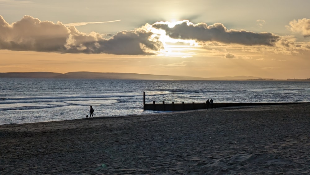 une personne marchant sur une plage près de l’océan