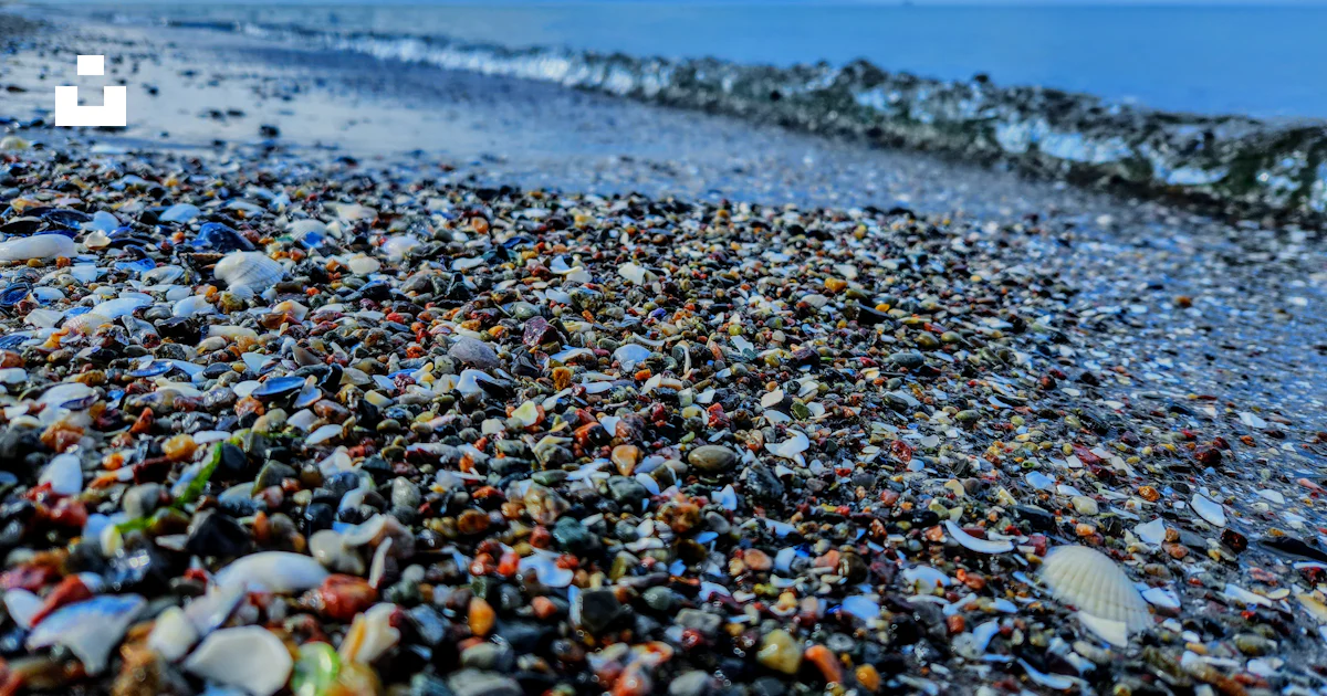 Muchas Rocas Una playa cubierta de muchas rocas de diferentes colores foto – Imagen ...