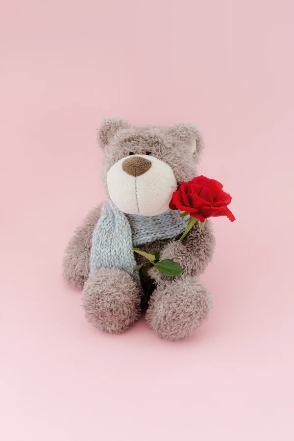 Urso com rosa — Mirela Flores