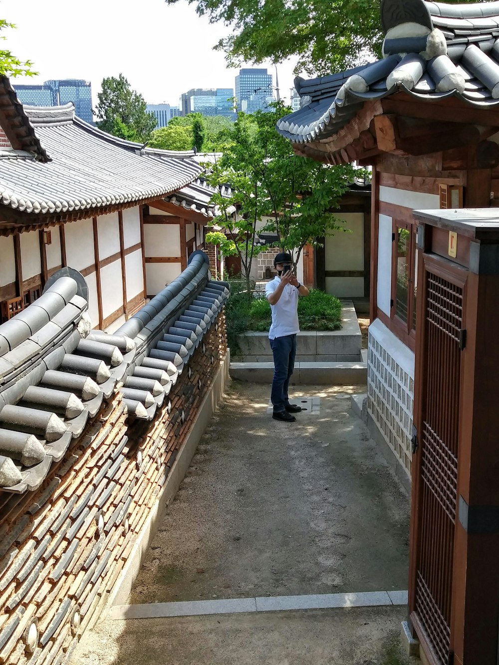 una persona che scatta una foto di un edificio