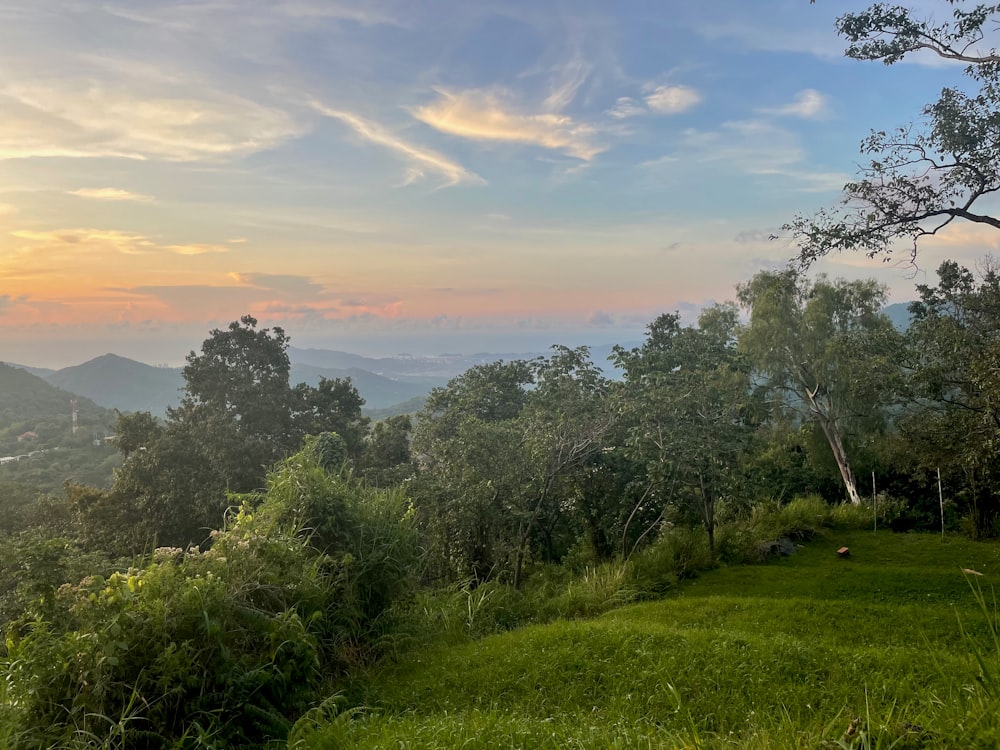 Le soleil se couche sur les montagnes au loin