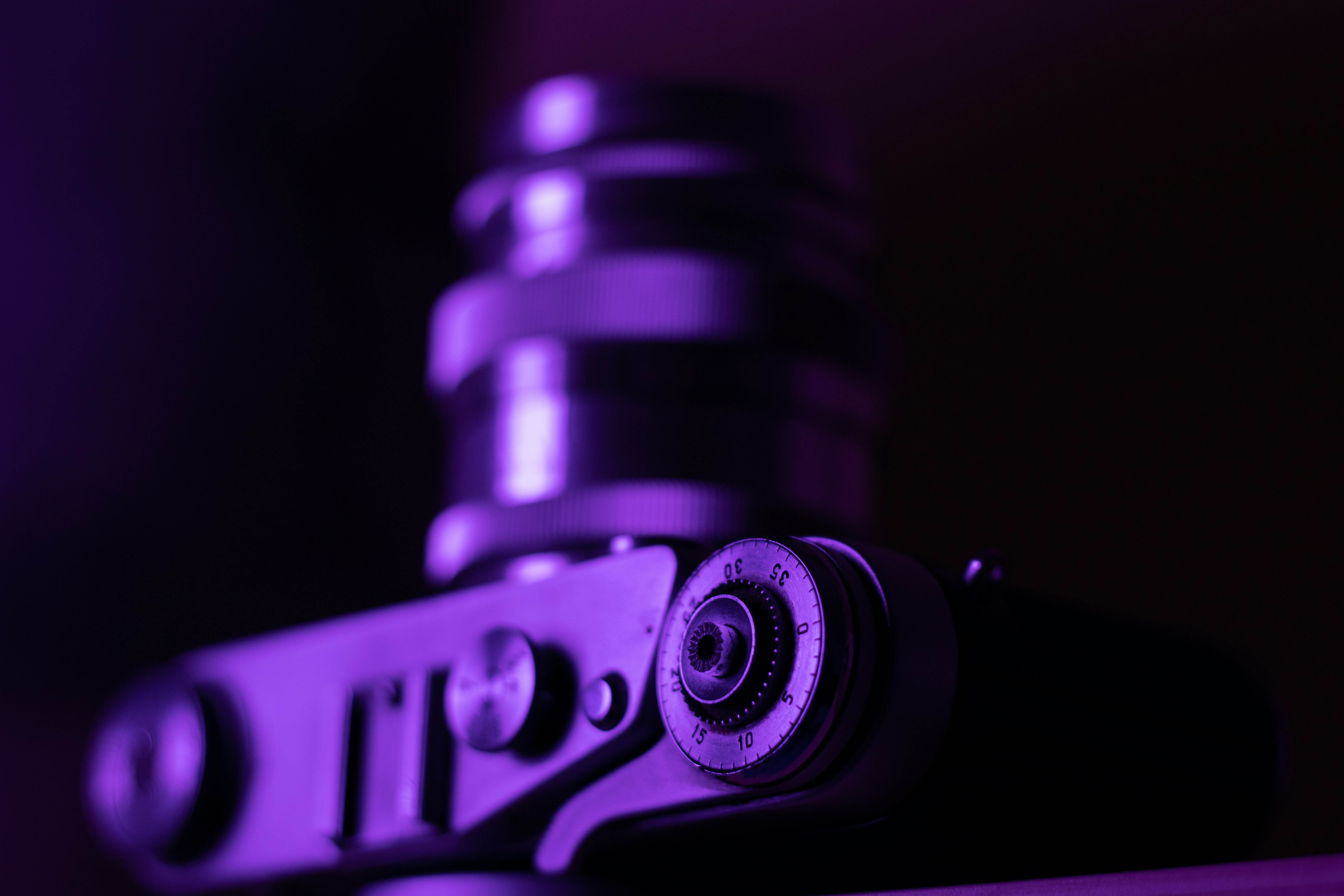 eine Nahaufnahme einer Kamera mit violettem Hintergrund