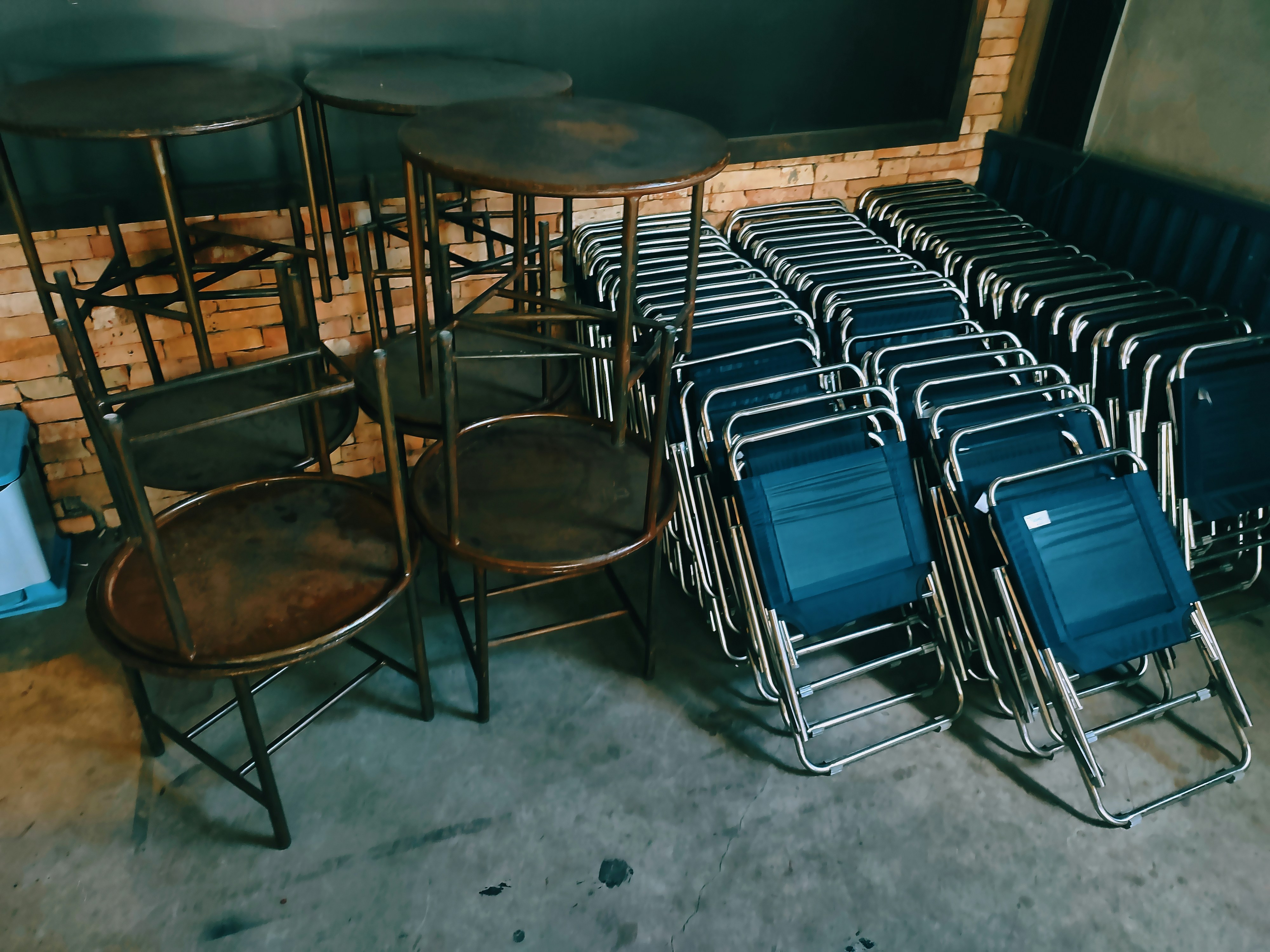 a bunch of chairs that are next to each other