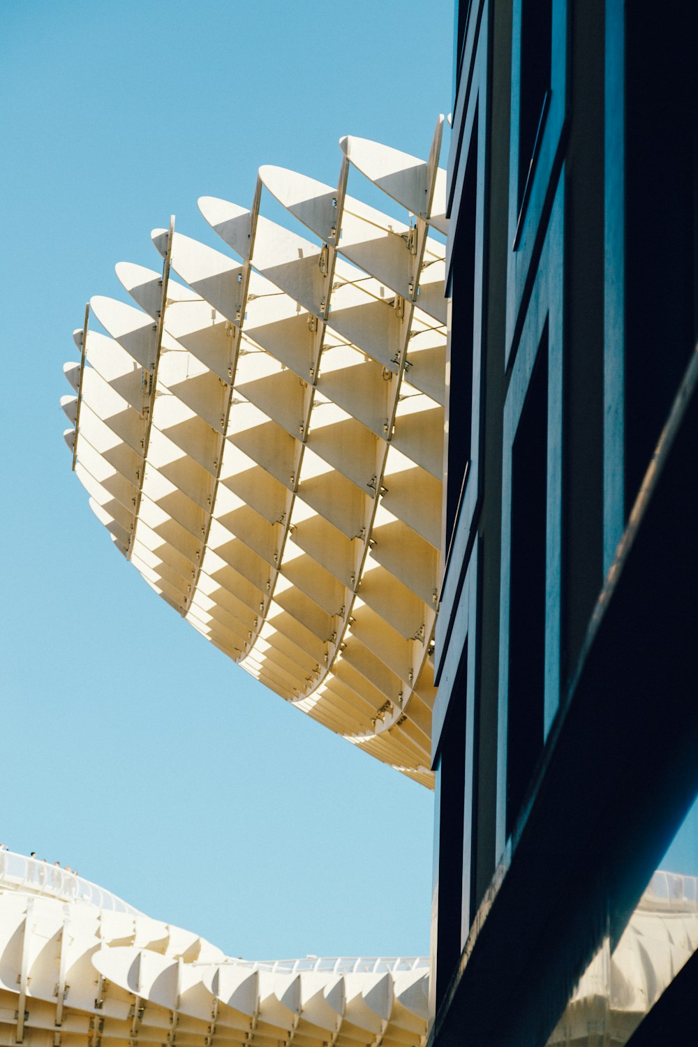 un gros plan d’un bâtiment avec un fond de ciel