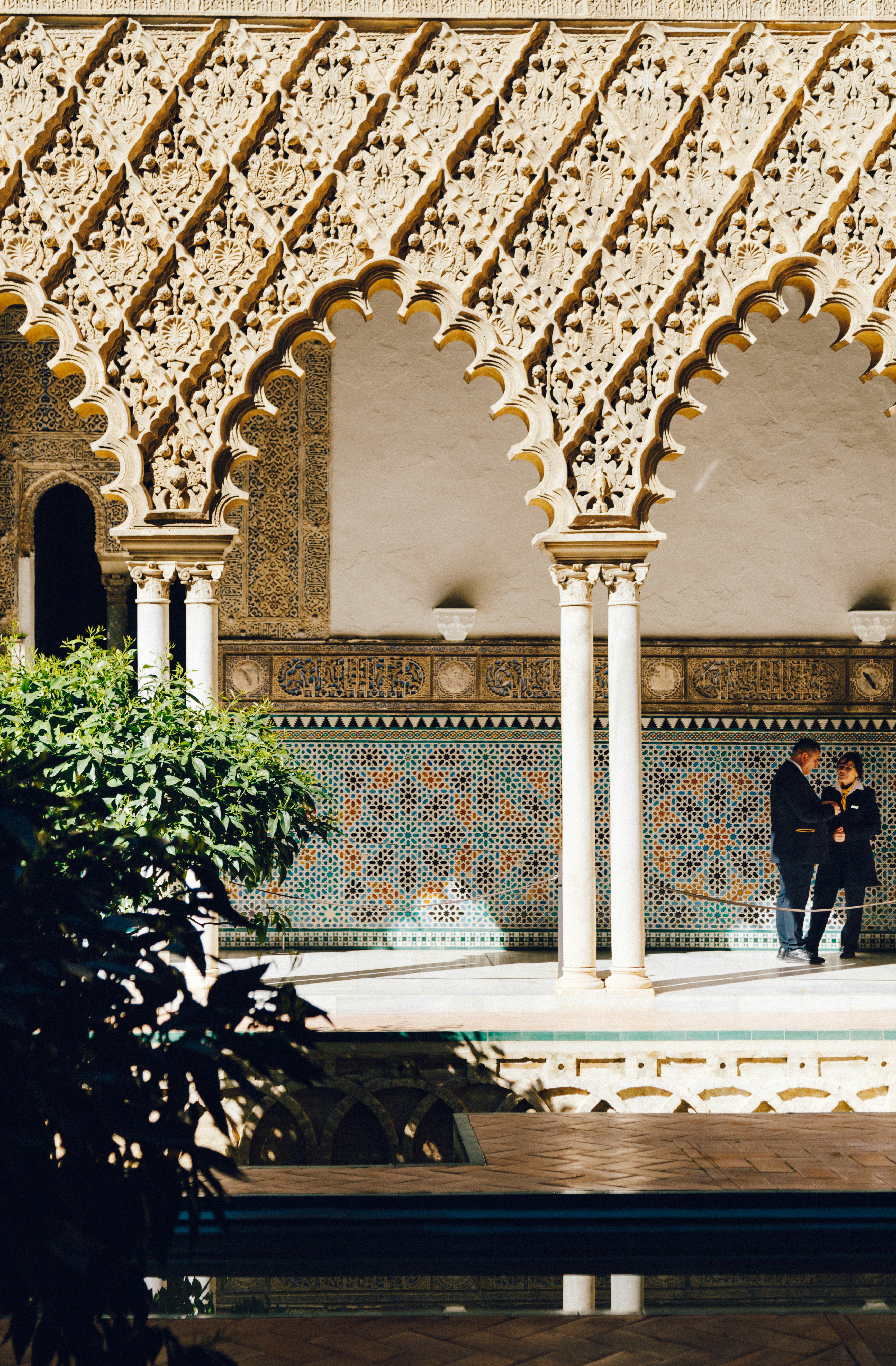 建物の前に立っている数人の人