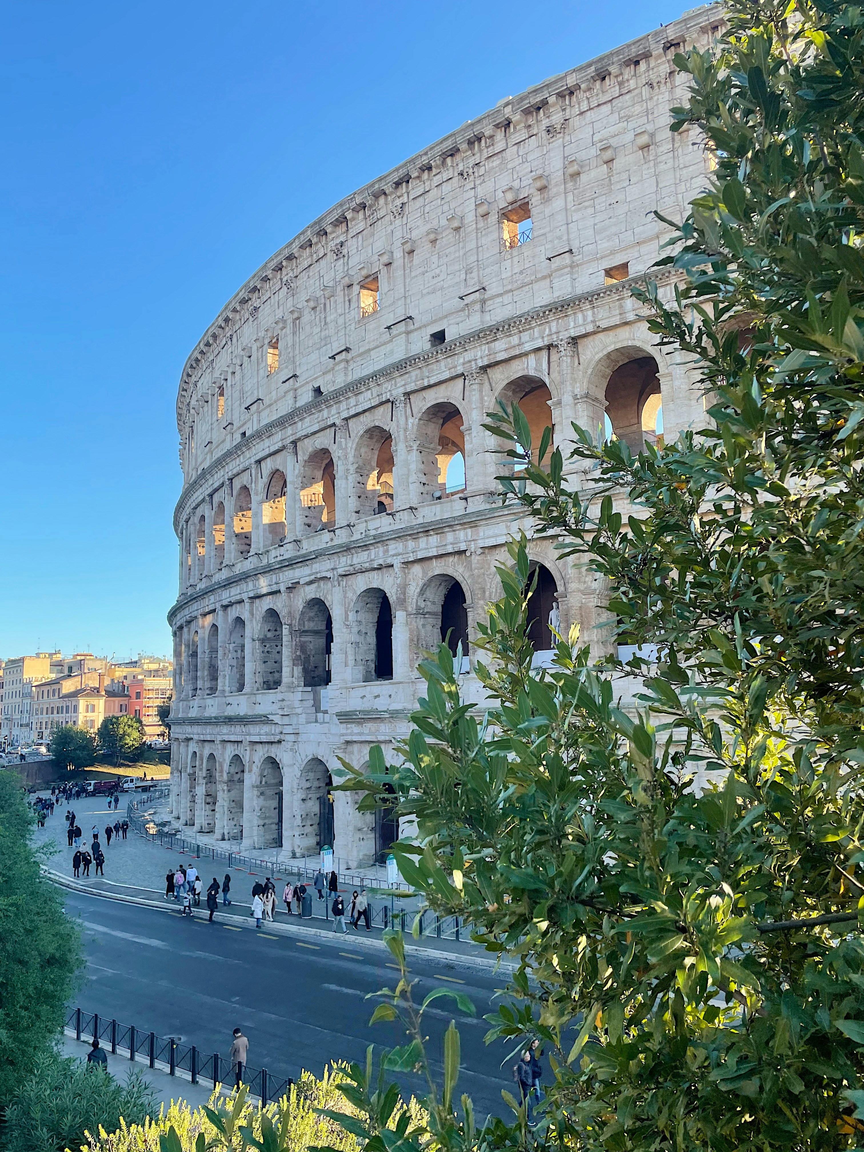 Die Kolossion in Rom, Italien mit herumlaufenden Menschen