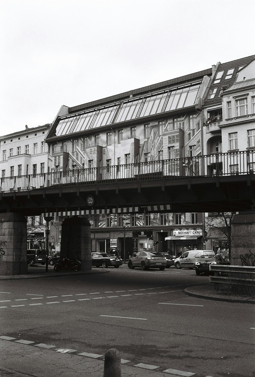 uma foto em preto e branco de uma ponte sobre uma rua