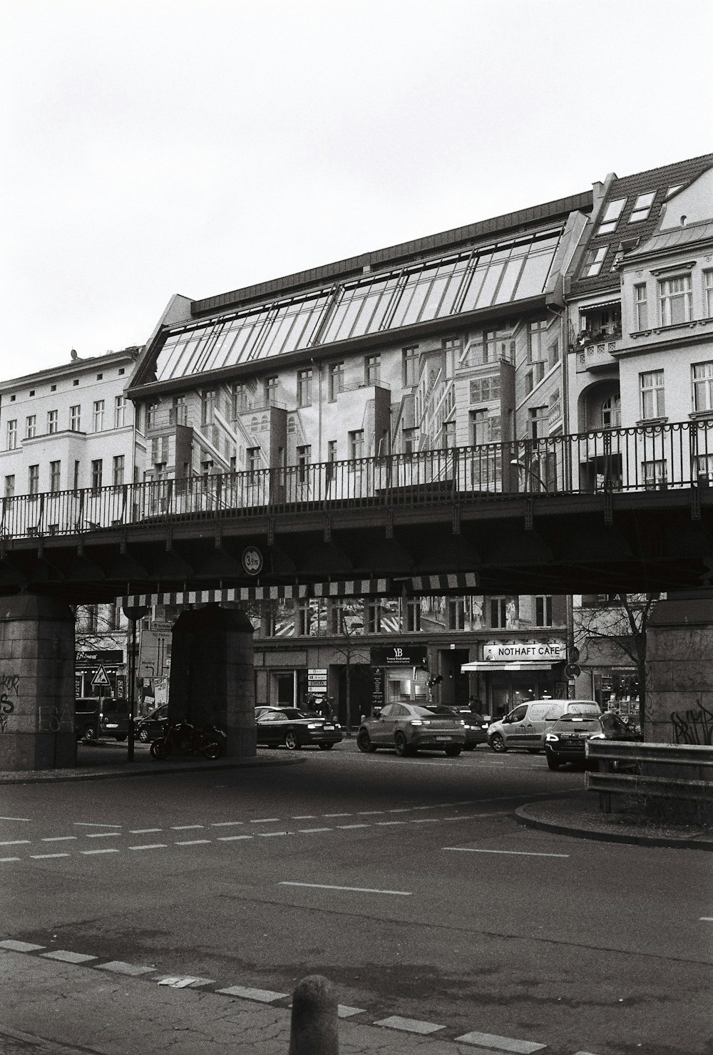 通りに架かる橋の白黒写真