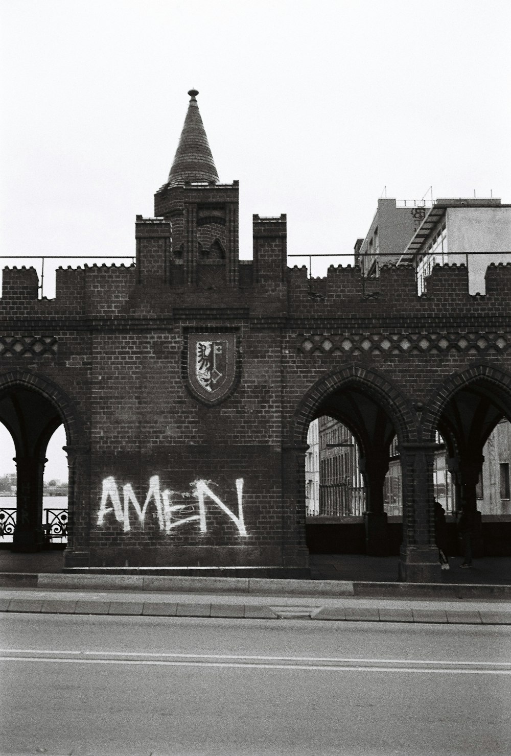 une photo en noir et blanc d’un bâtiment avec des graffitis dessus