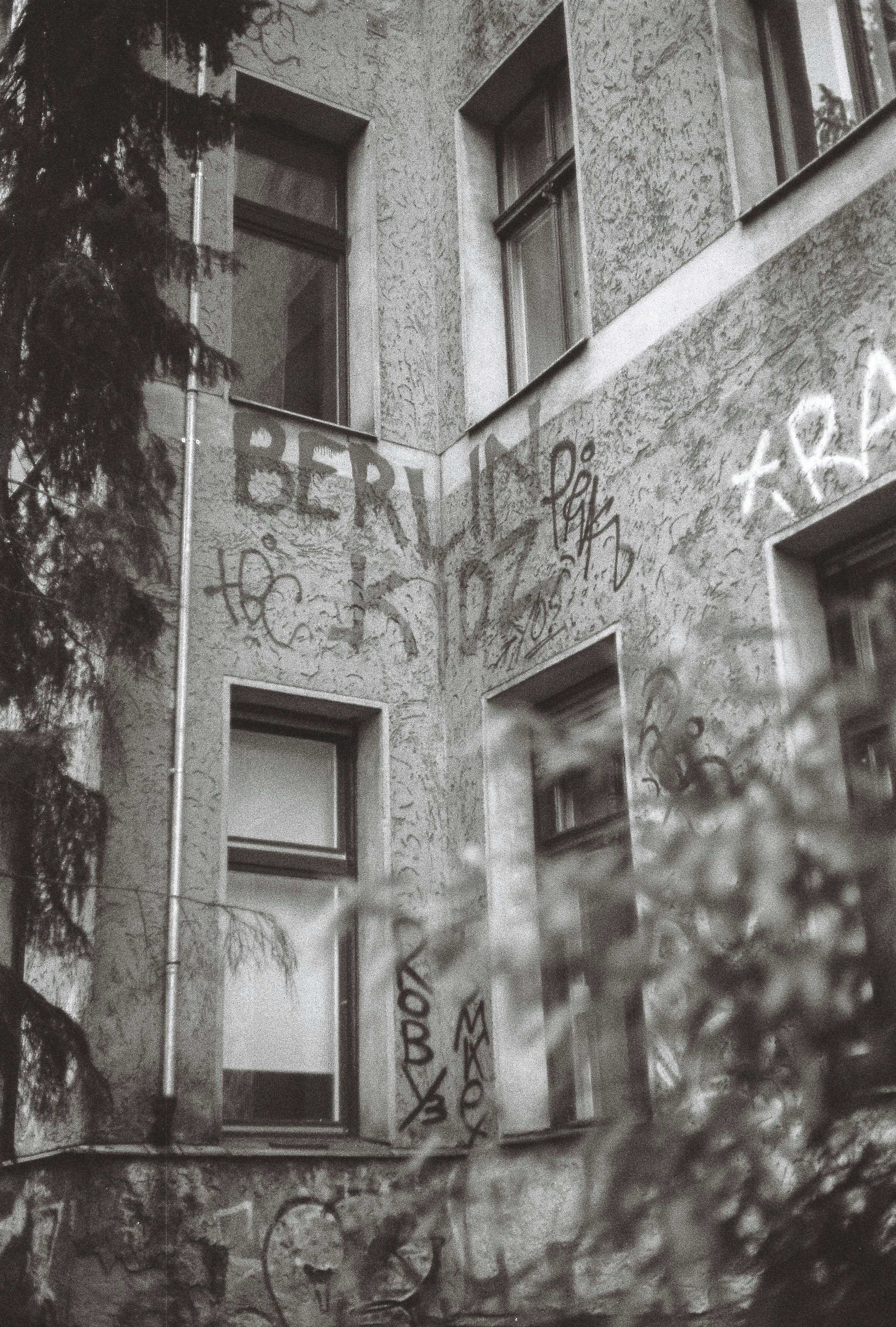 側面に落書きがある建物