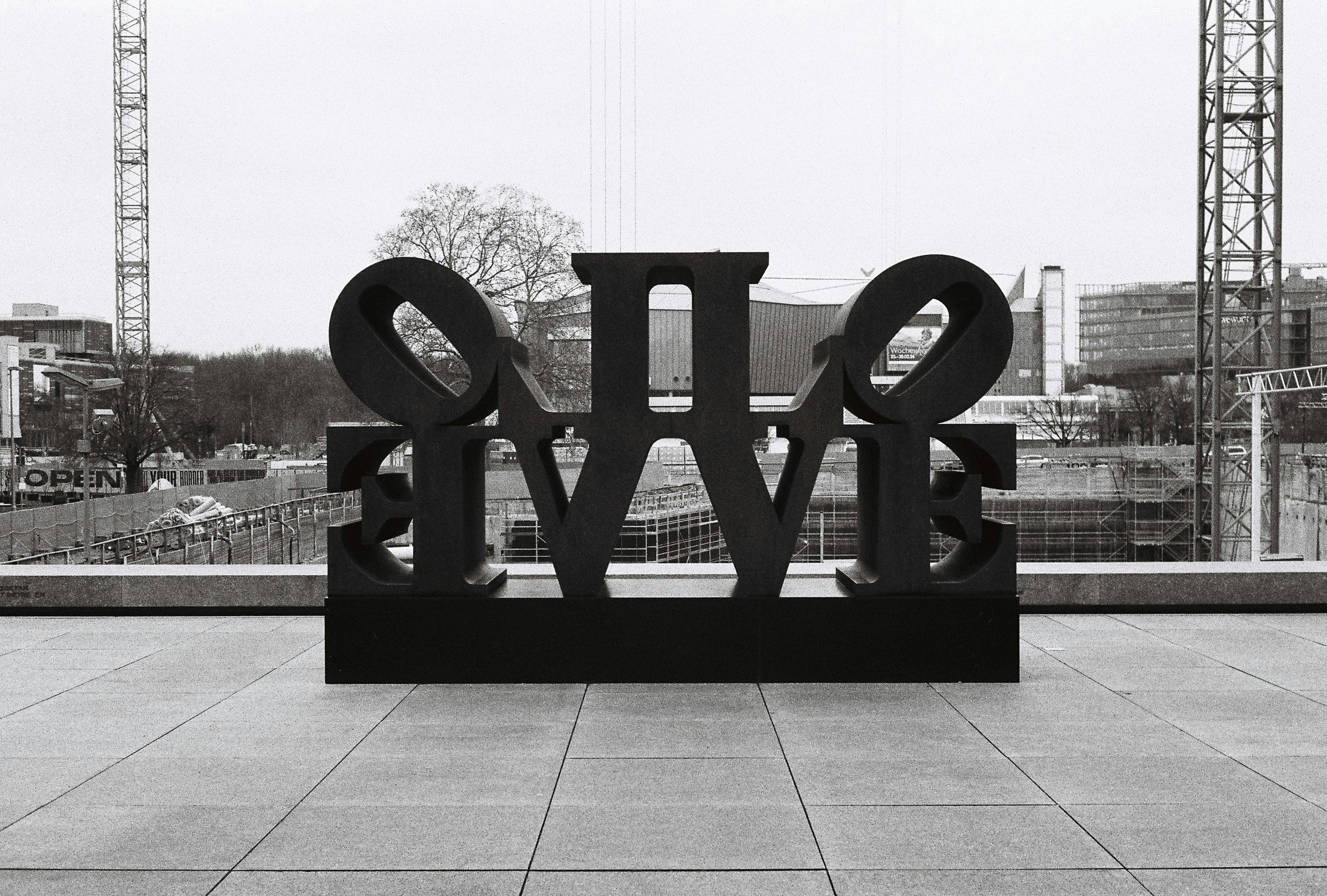 愛という言葉の白黒写真