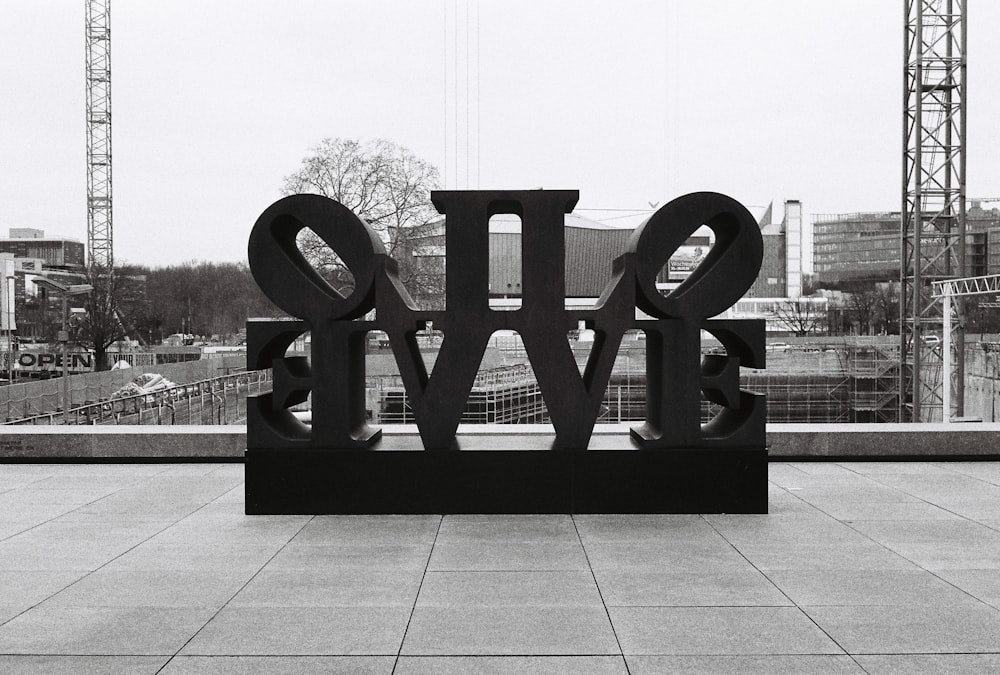 Ein Schwarz-Weiß-Foto des Wortes Liebe