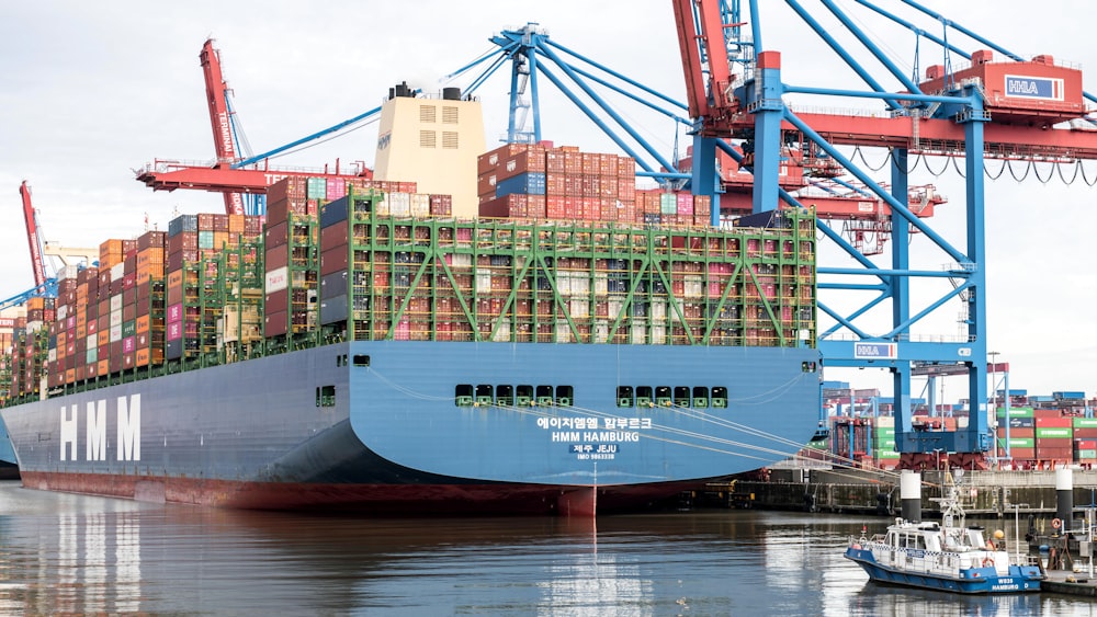 Un gran buque de carga está atracado en un muelle