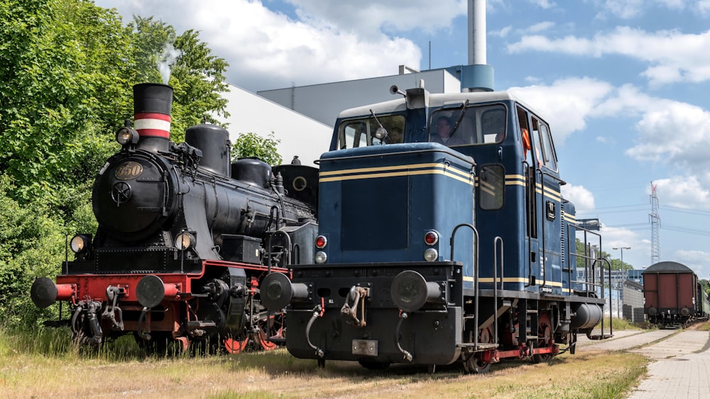 Un tren anticuado está aparcado en las vías