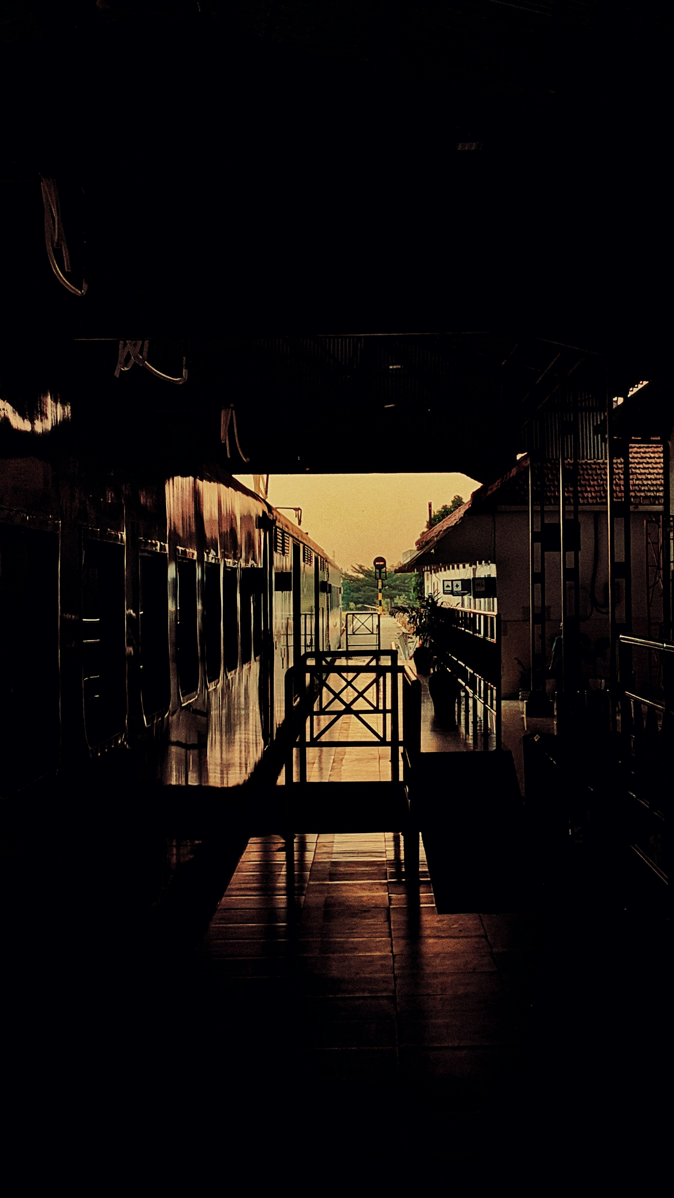 Una vista de un muelle desde el interior de un edificio