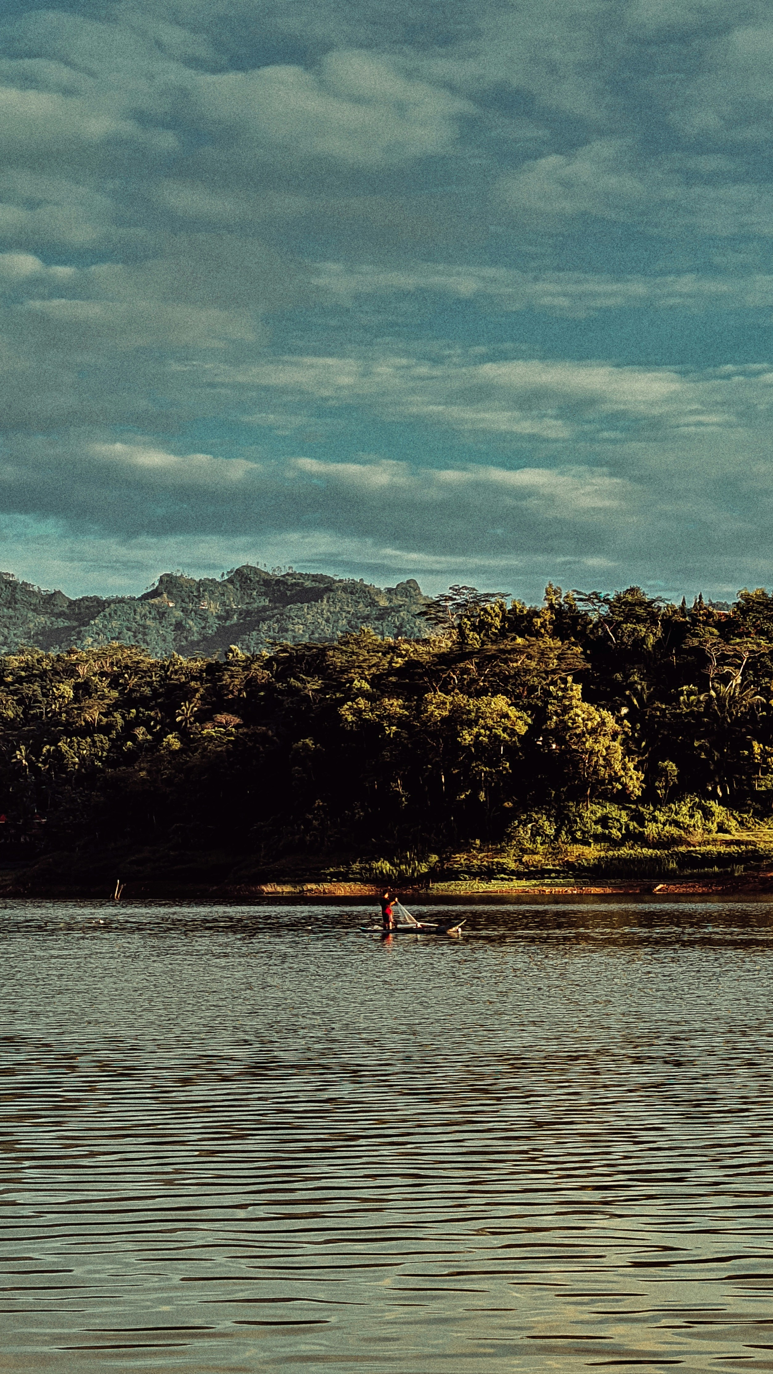 una persona en una tabla de surf en un cuerpo de agua