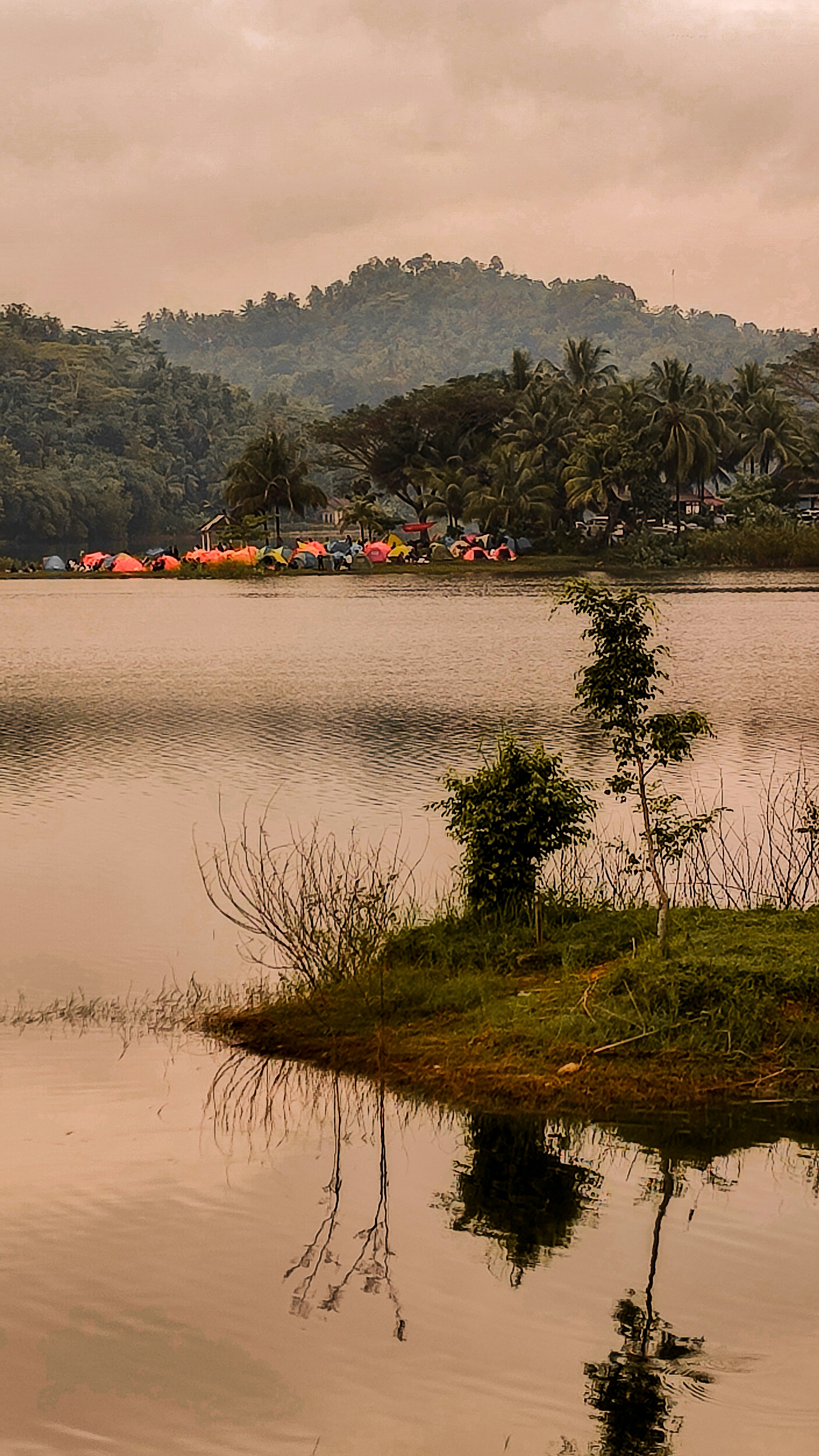 un cuerpo de agua con una pequeña isla en el medio